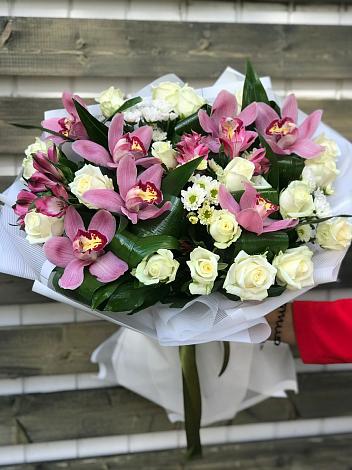 Букет цветов из: Розы и Хризантемы в Божонке
