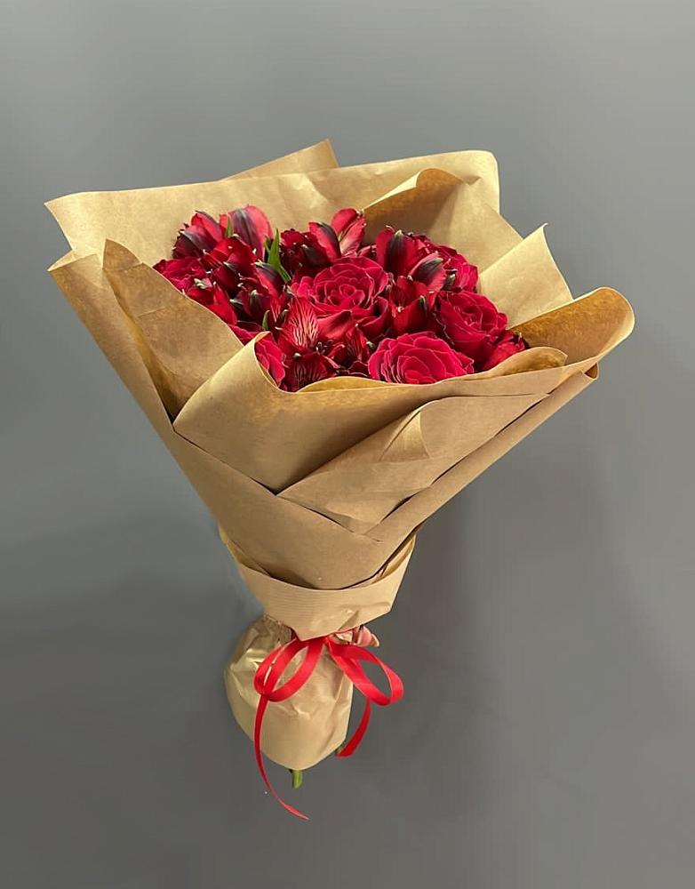 Букет цветов из: Альстромерии и Розы в Божонке