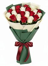 Букет Микс из красных и белых роз в Божонке