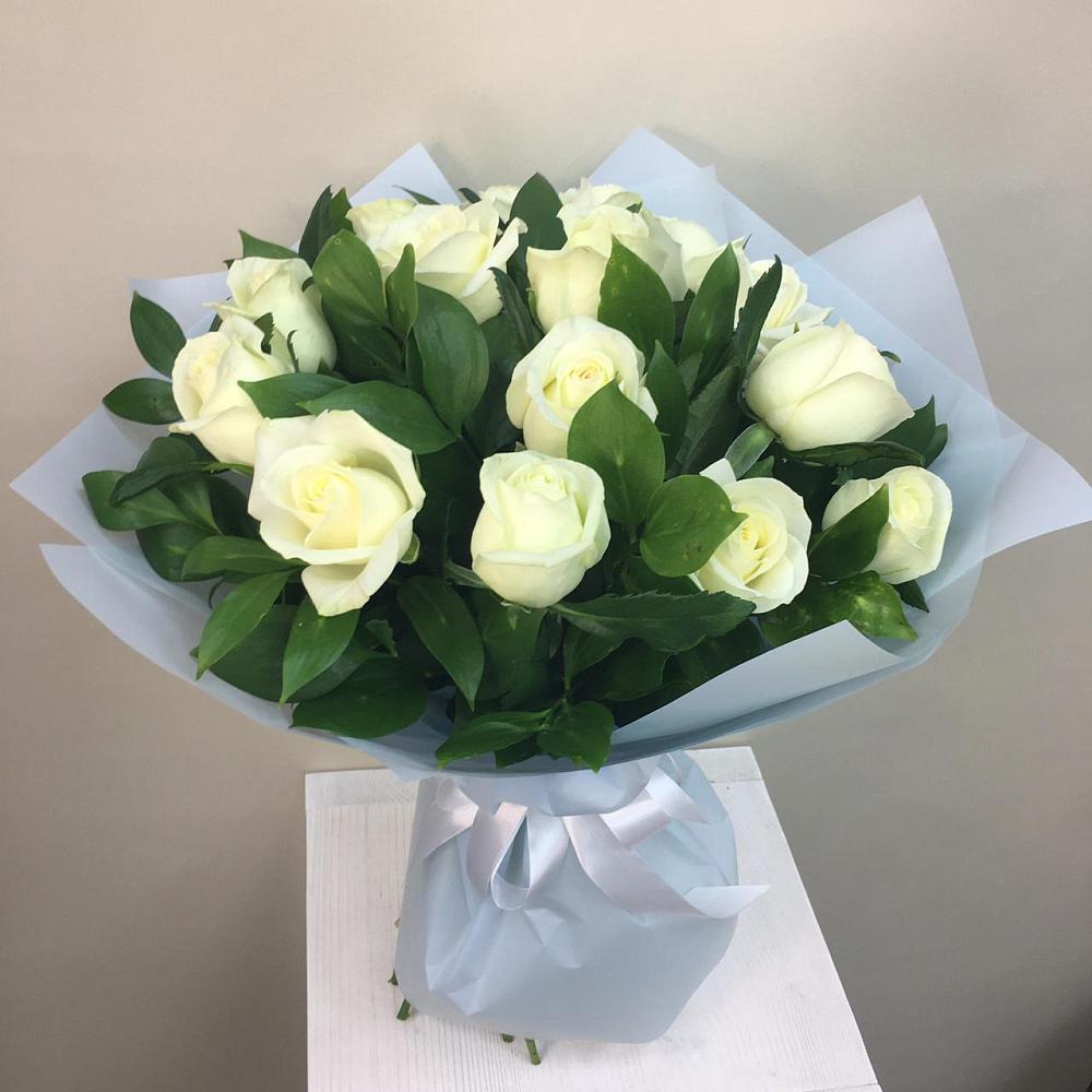 Букет 15 Белых роз Проуд в Божонке
