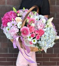 Цветочная композиция из Розы, Хризантемы, Пионы и Лизиантусы в корзине #REPLACE_PRED# Божонке