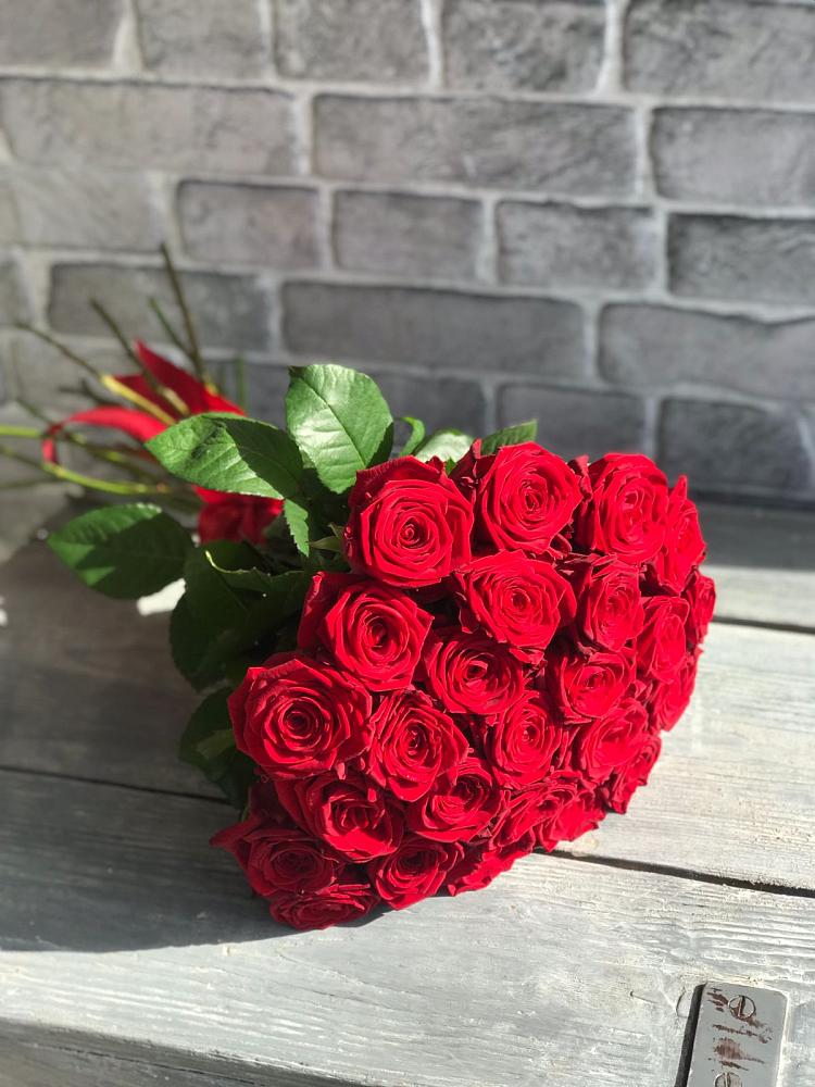 Букет Красные розы Фридом в Божонке
