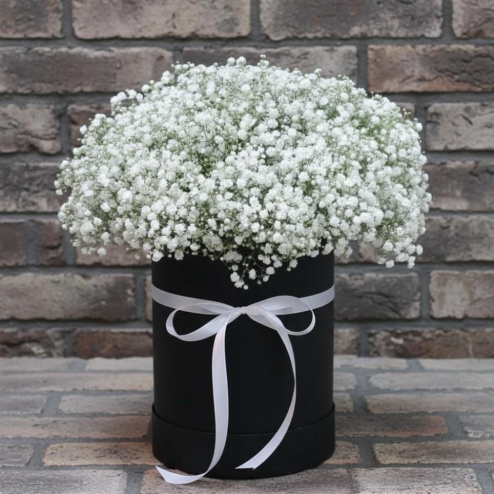 Цветочная композиция из Гипсофила в шляпной коробке в Божонке