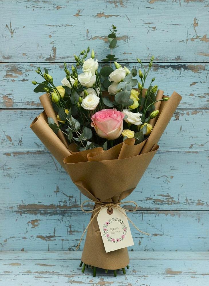 Букет цветов из: Розы и Лизиантусы в Божонке