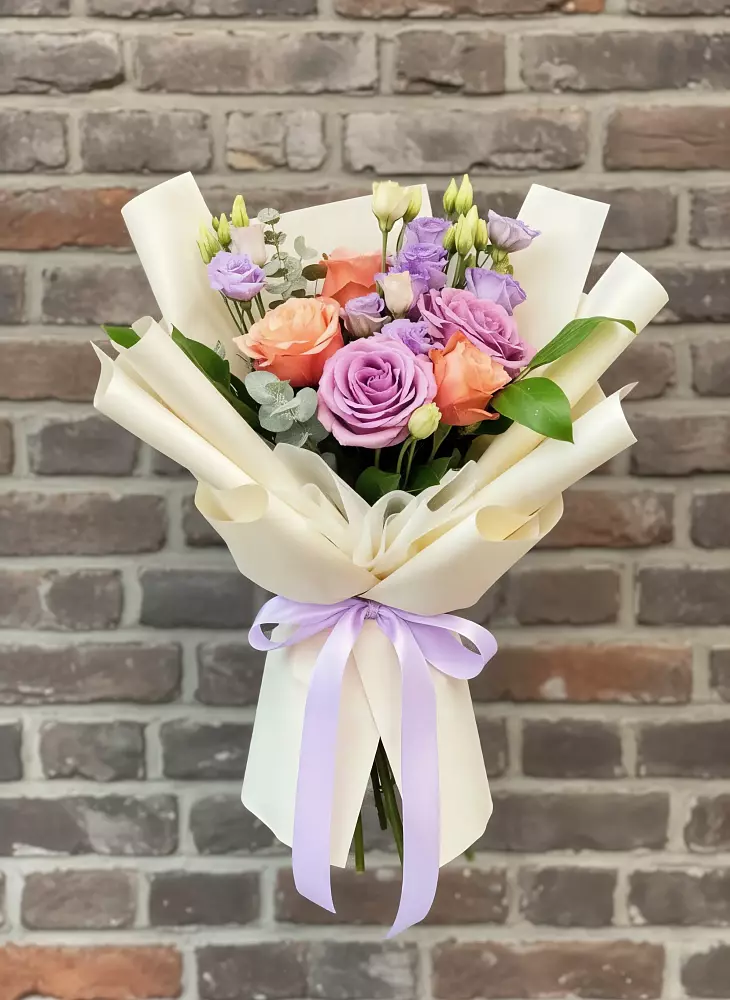 Букет цветов из: Лизиантусы и Розы в Божонке