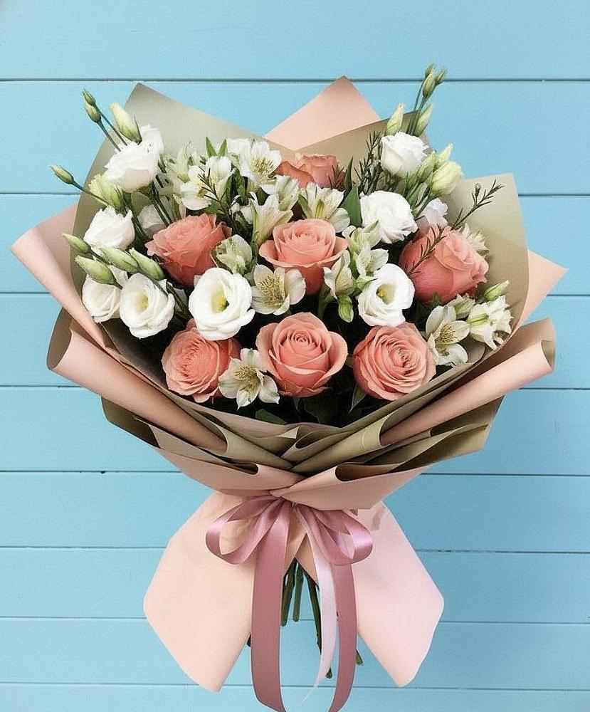 Букет цветов из: Розы, Альстромерии и Лизиантусы в Божонке