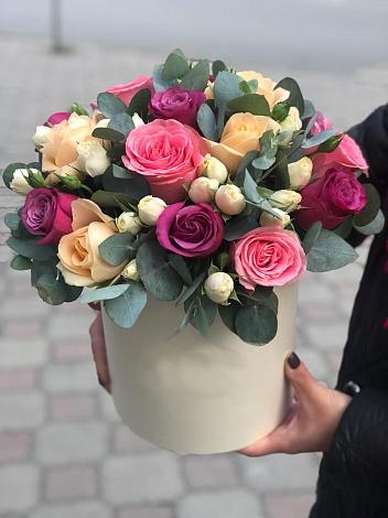 Цветочная композиция из Розы в шляпной коробке в Божонке