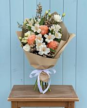 Букет цветов из:  Альстромерии, Лизиантусы, Розы и Хризантемы в Божонке