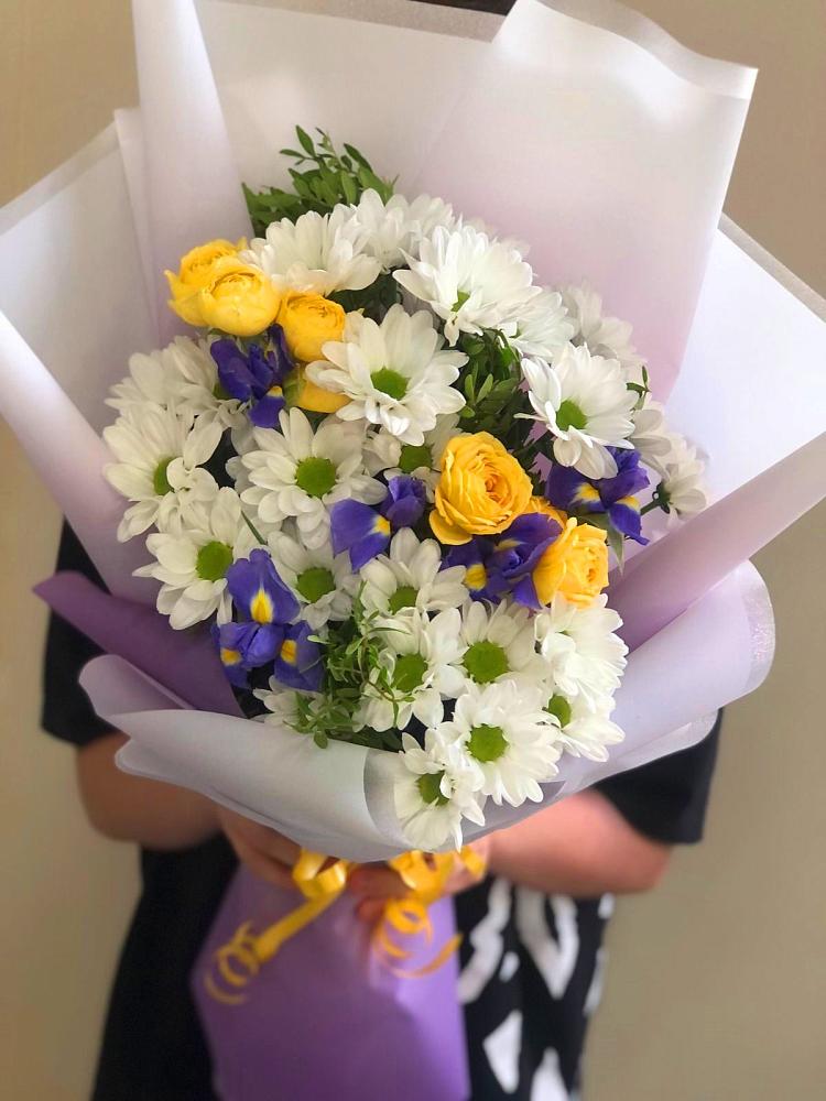 Букет цветов из: Ирисы, Хризантемы и Розы в Божонке