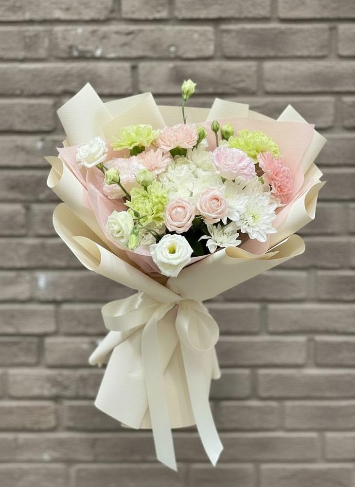 Букет цветов из: Гвоздики, Розы, Лизиантусы и Хризантемы в Божонке