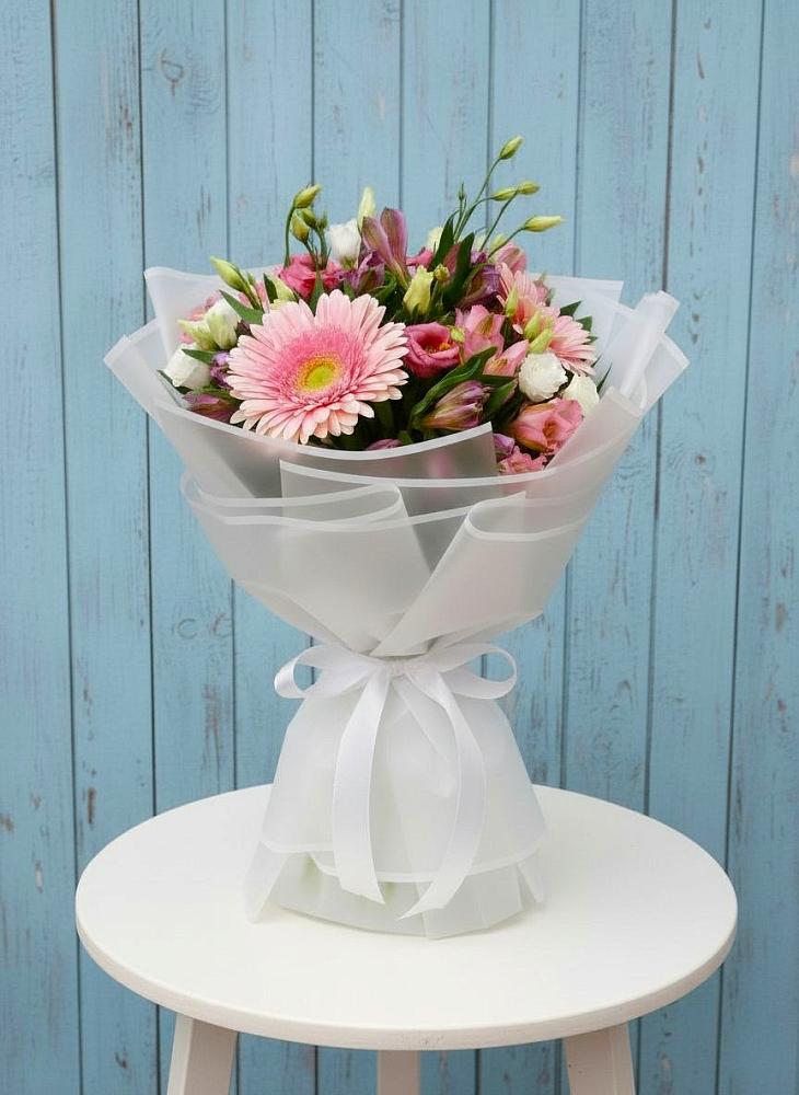 Букет цветов из: Герберы, Альстромерии и Лизиантусы в Божонке