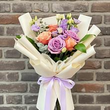 Букет цветов из:  Лизиантусы и Розы в Божонке