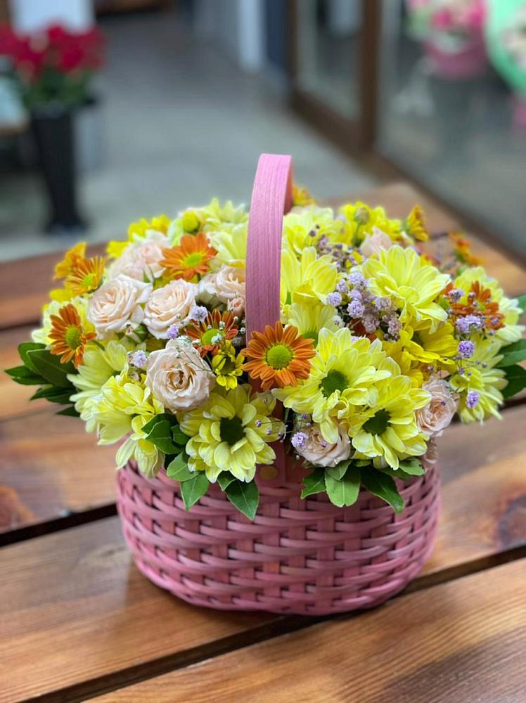 Цветочная композиция из Хризантемы и Розы в корзине в Божонке