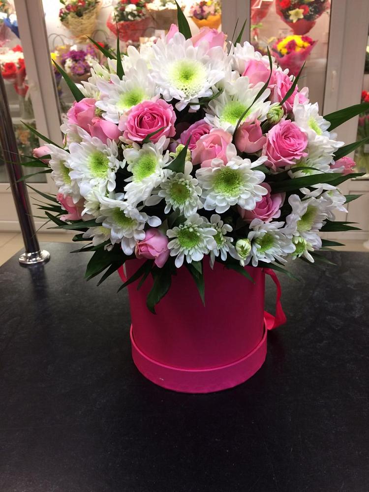 Цветочная композиция из Розы и Хризантемы в шляпной коробке в Божонке