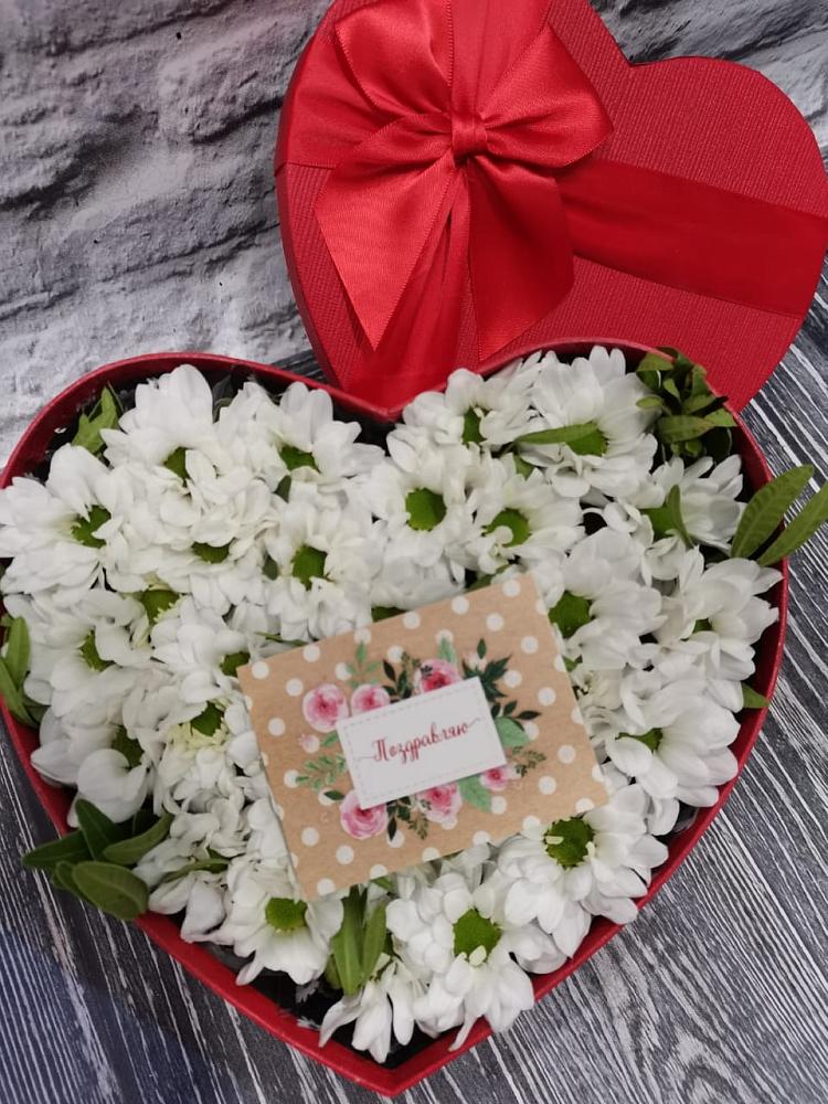 Цветочная композиция из Хризантемы в виде сердца в Божонке