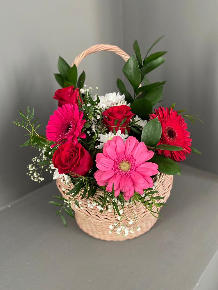 Цветочная композиция из Розы, Хризантемы и Герберы в корзине в Божонке