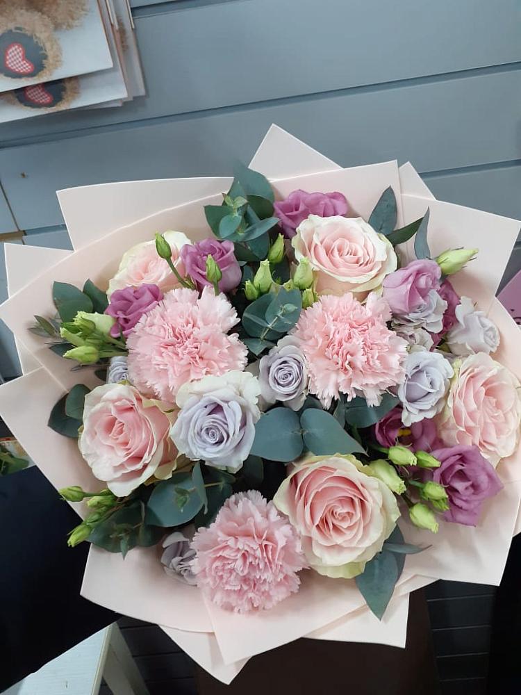 Букет цветов из: Розы, Гвоздики и Лизиантусы в Божонке