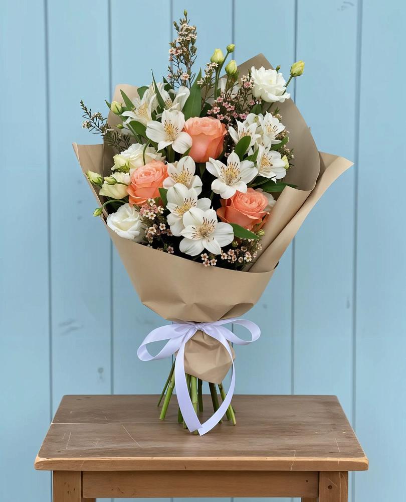 Букет цветов из: Альстромерии, Лизиантусы, Розы и Хризантемы в Божонке