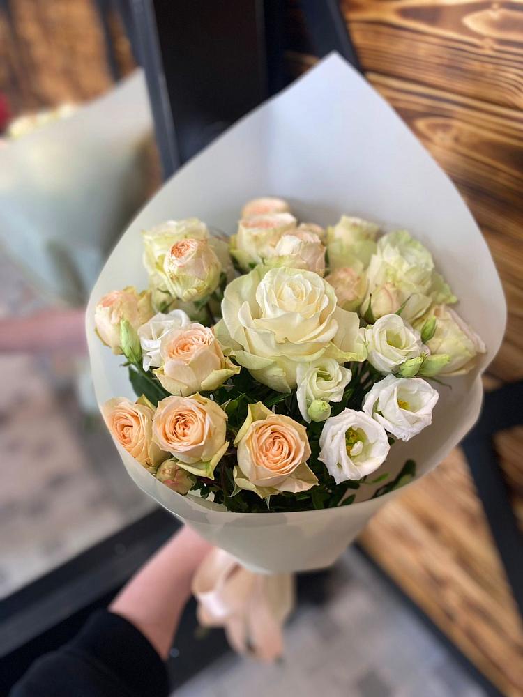 Букет цветов из: Розы и Лизиантусы в Божонке