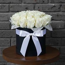 Цветочная композиция из Розы в шляпной коробке в Божонке